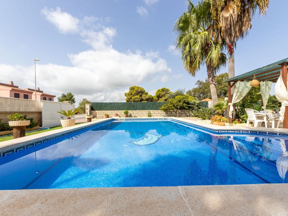 Water, Cloud, Plant, Sky, Swimming Pool, Tree, Building, Outdoor Furniture, Shade, Leisure
