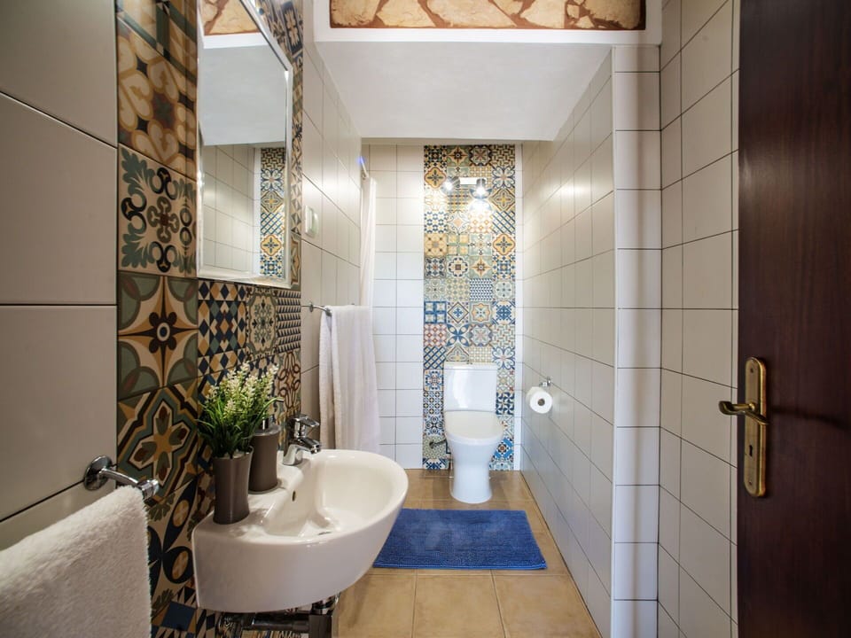 Plumbing Fixture, Tap, Bathtub, Plant, Bathroom, Interior Design, Sink, Architecture, Floor, Flooring