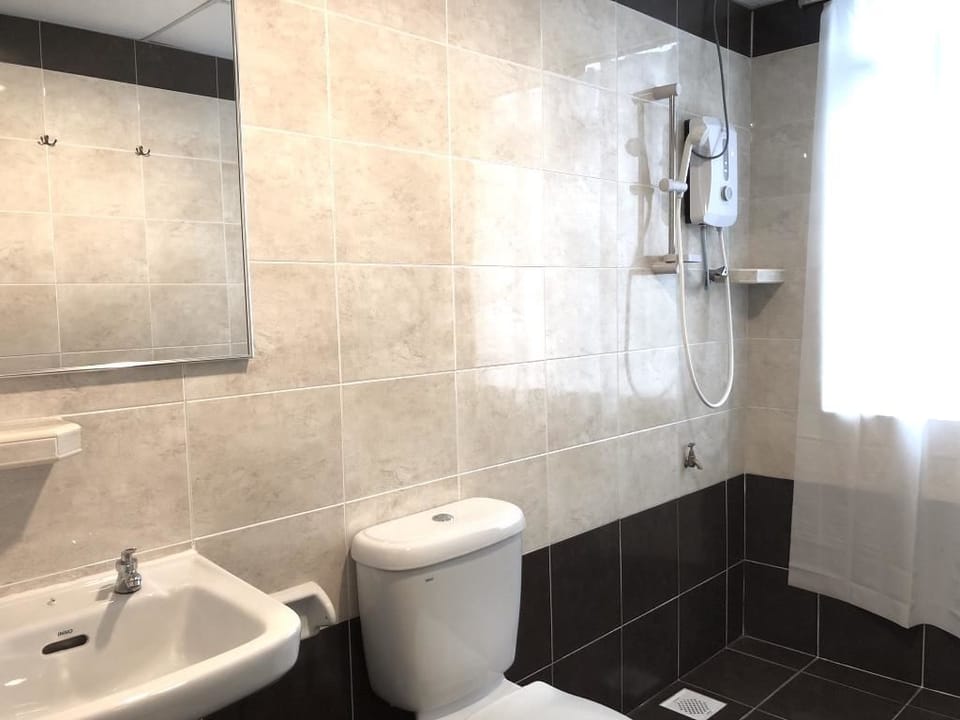 Standard Room | Bathroom | Shower, free toiletries, hair dryer, bidet