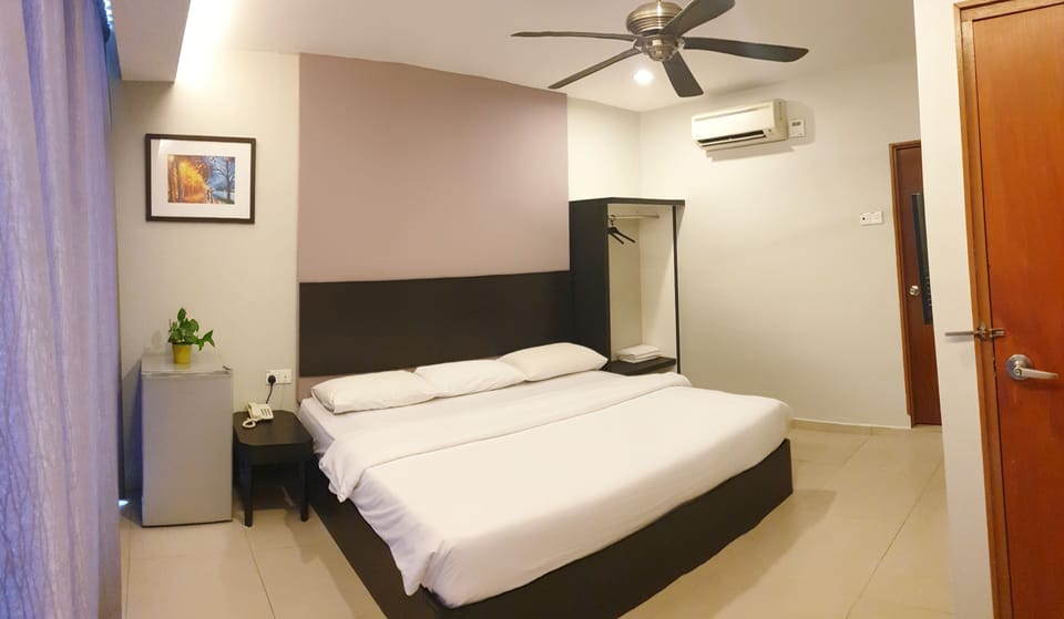 Premier Room | Hypo-allergenic bedding, memory foam beds, individually furnished, desk