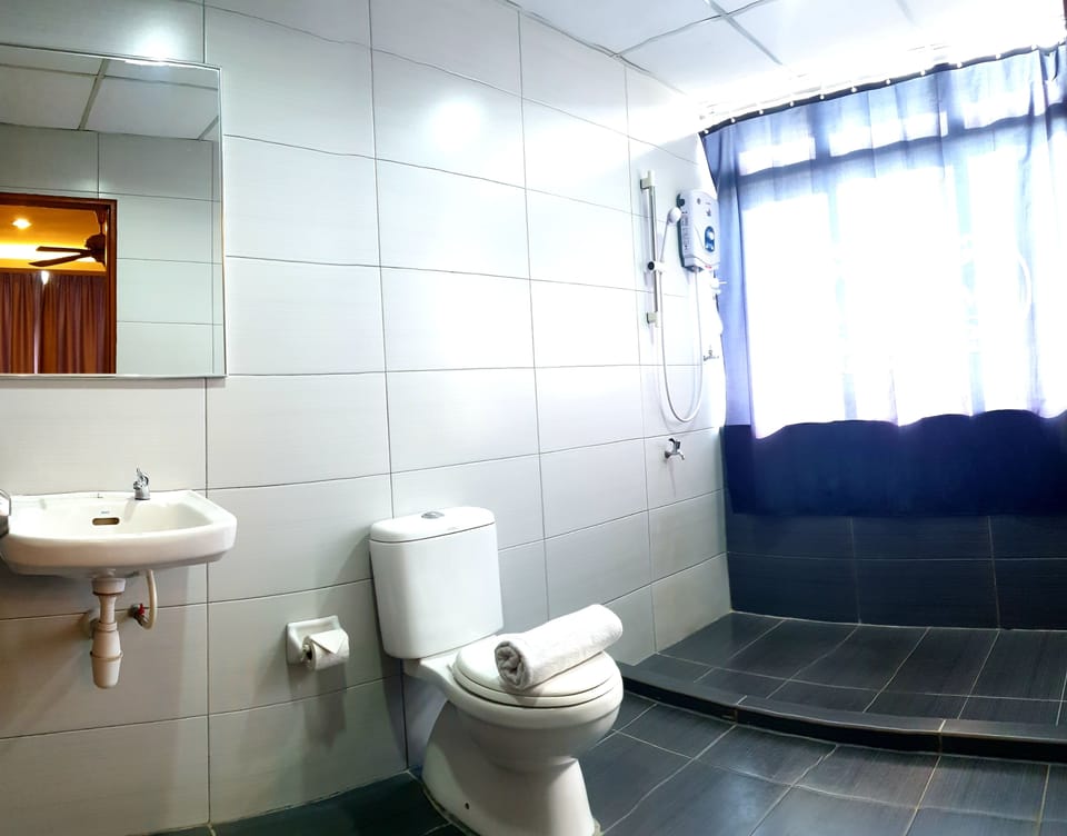 Premier Room | Bathroom | Shower, free toiletries, hair dryer, bidet