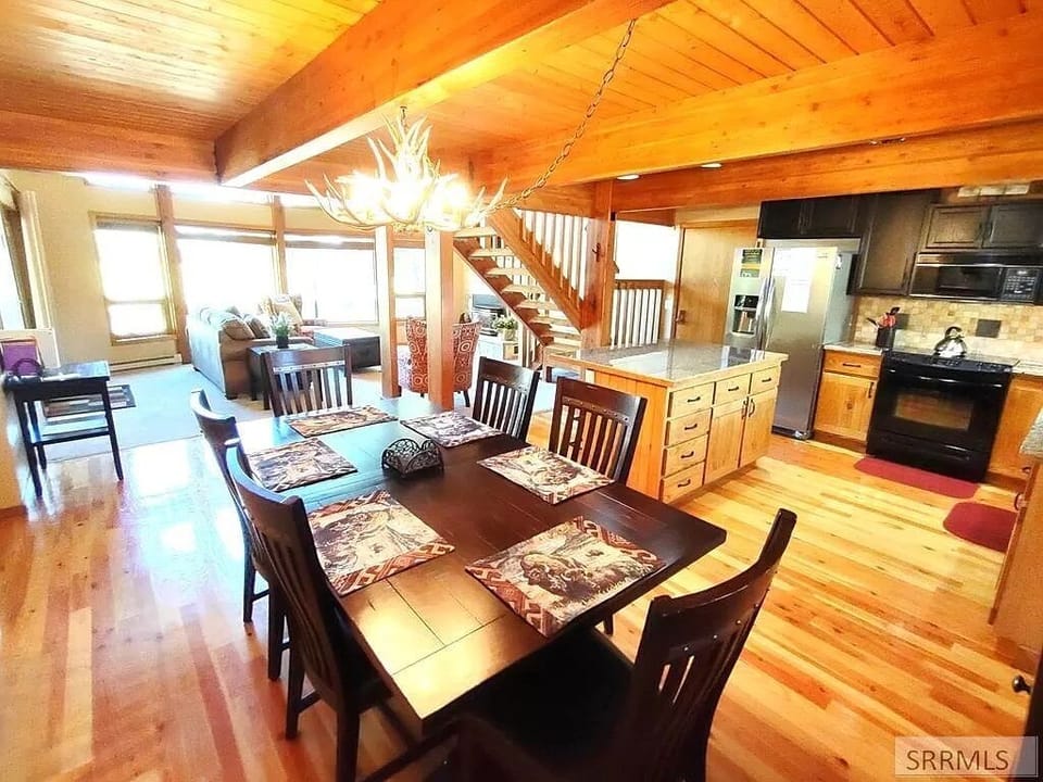 Dining room table with seating for 6, seating for 4 more at the bar