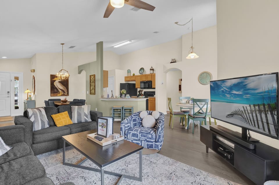 09-8519 Sunrise Key Dr - Living 2