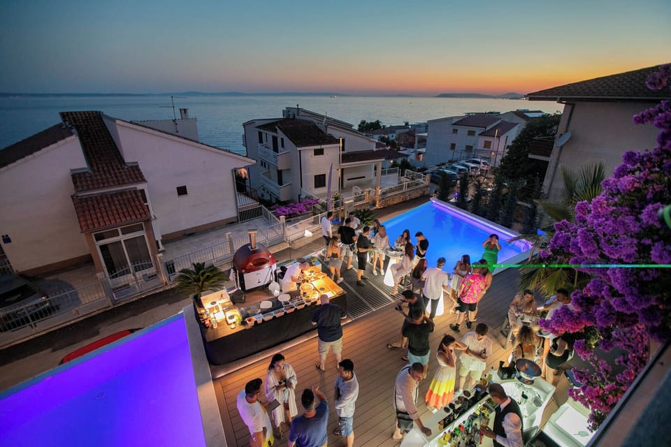 Pizza & Cocktail pool party