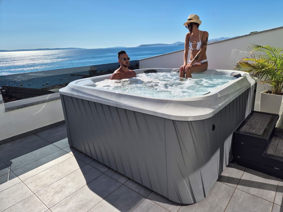 Top floor terrace jacuzzi 