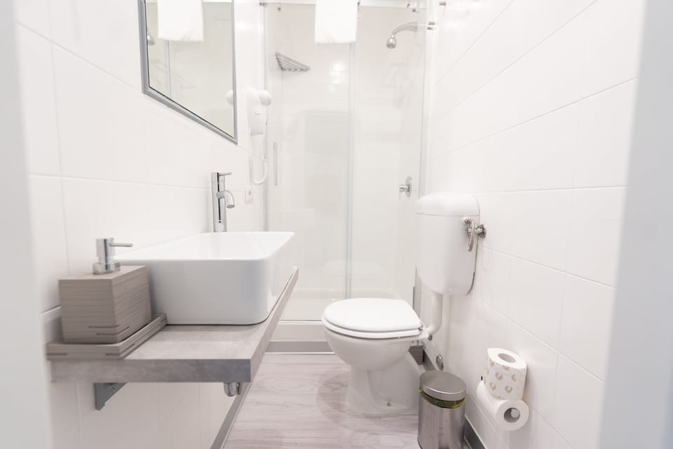 Bathtub, towels