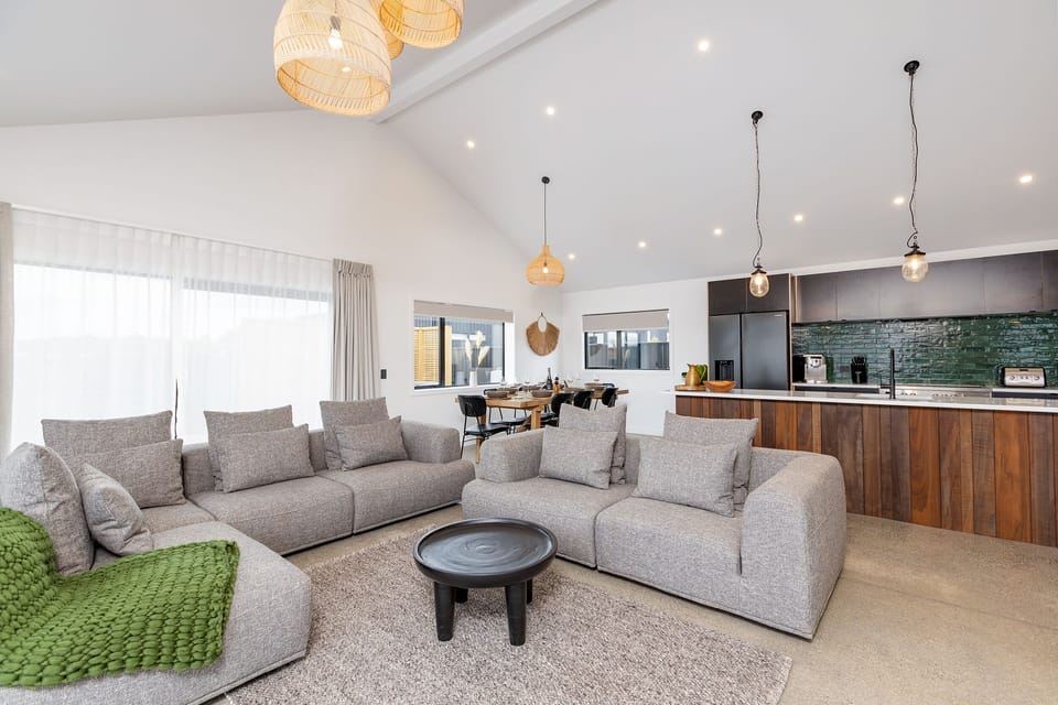 Large Open Plan Living with Vaulted Ceiling 