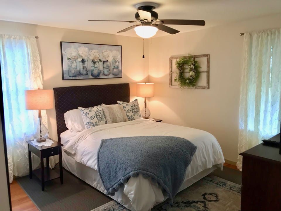 Room, 1 Queen Bed | Premium bedding, individually decorated, individually furnished