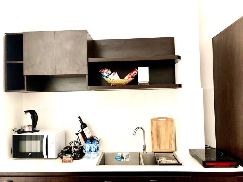 Junior Suite, Garden View | Private kitchen | Coffee/tea maker, electric kettle, cookware/dishes/utensils