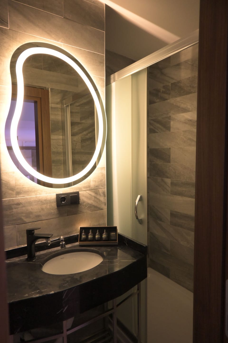 Deluxe Room, 1 Double Bed | Bathroom | Shower, free toiletries, hair dryer, bathrobes