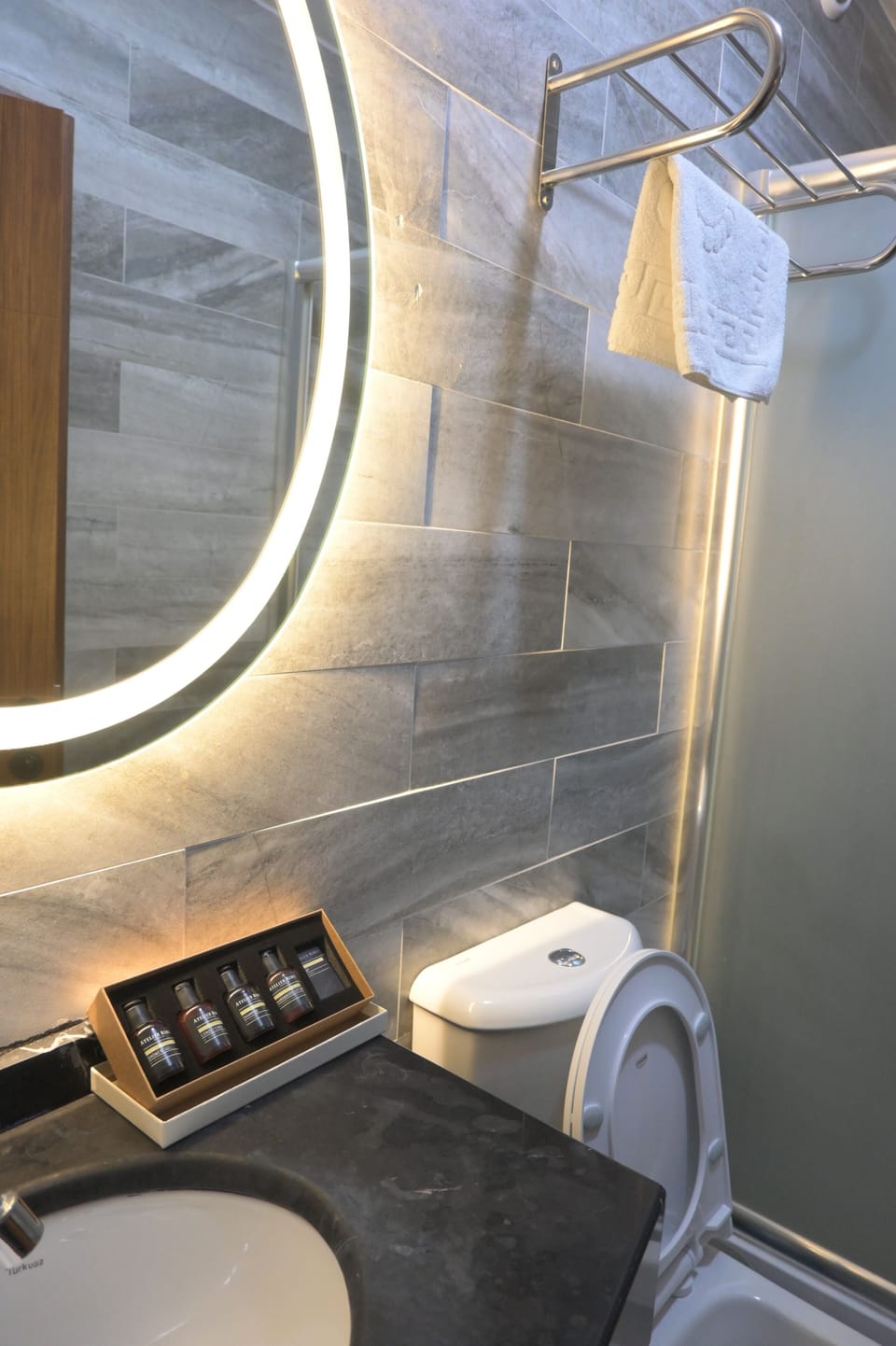 Deluxe Room, 1 Double Bed | Bathroom | Shower, free toiletries, hair dryer, bathrobes