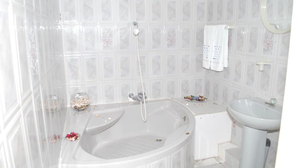 Family Room | Bathroom | Free toiletries, hair dryer (on request), towels