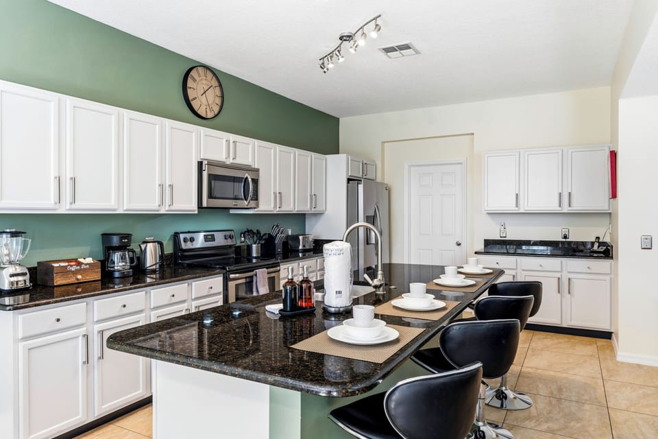Full-size fridge, microwave, oven, stovetop