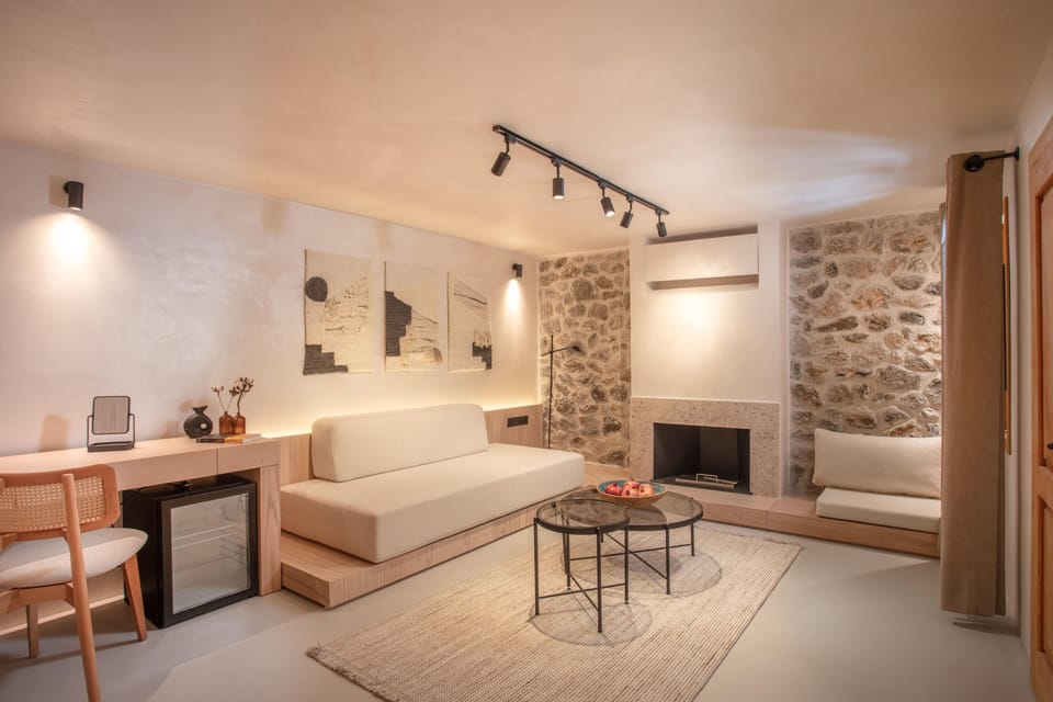 Ardic Room  | Living area | Fireplace