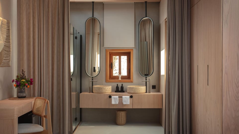 Badem Room | Bathroom | Shower, rainfall showerhead, hair dryer, towels