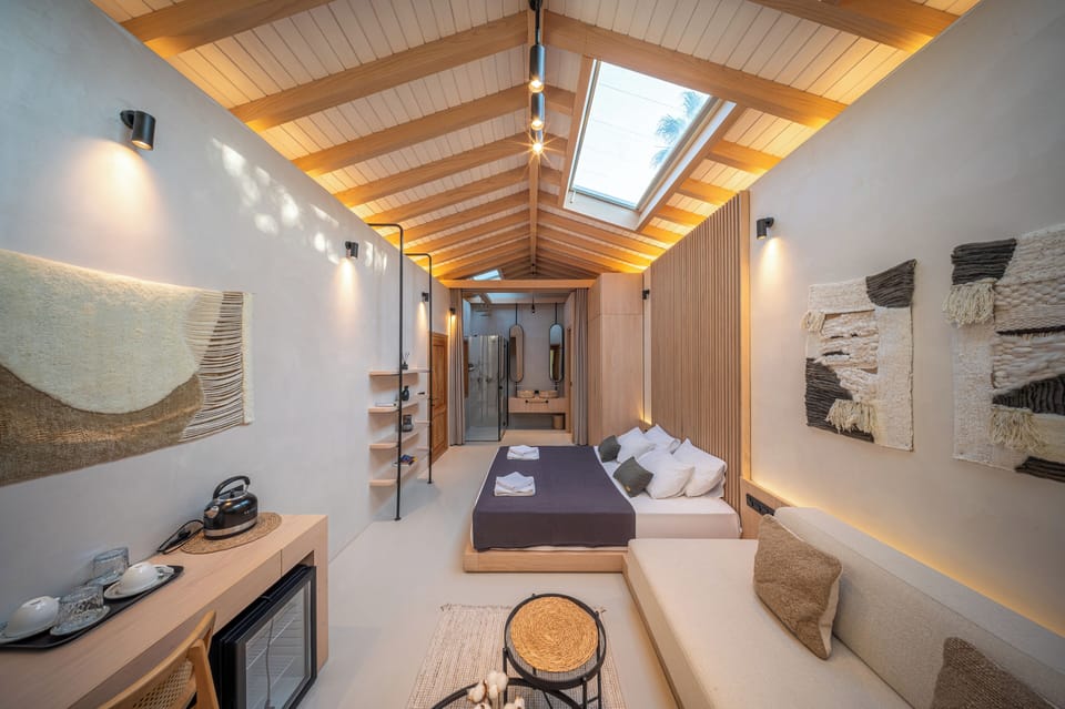 Sandal Room | Minibar, laptop workspace, WiFi (free), bed sheets