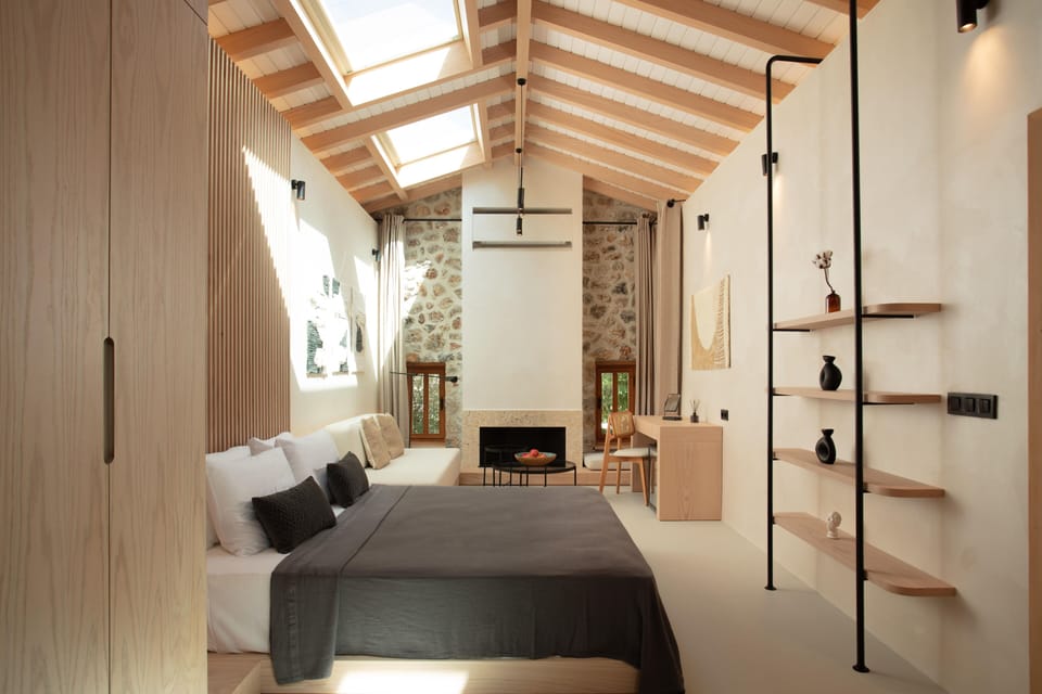 Sandal Room | Minibar, laptop workspace, WiFi (free), bed sheets