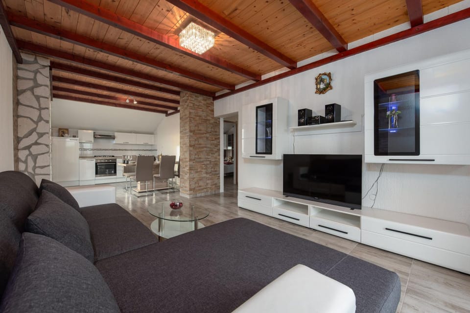 House | 8 bedrooms