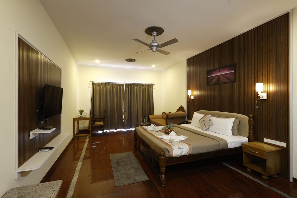 Deluxe Room with Balcony and Sea View | Premium bedding, minibar, desk, laptop workspace