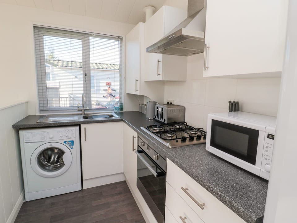 Cottage | Private kitchen | Fridge, dishwasher, electric kettle, toaster