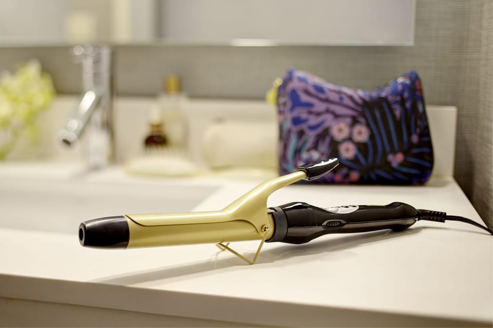 Combined shower/tub, designer toiletries, hair dryer, towels