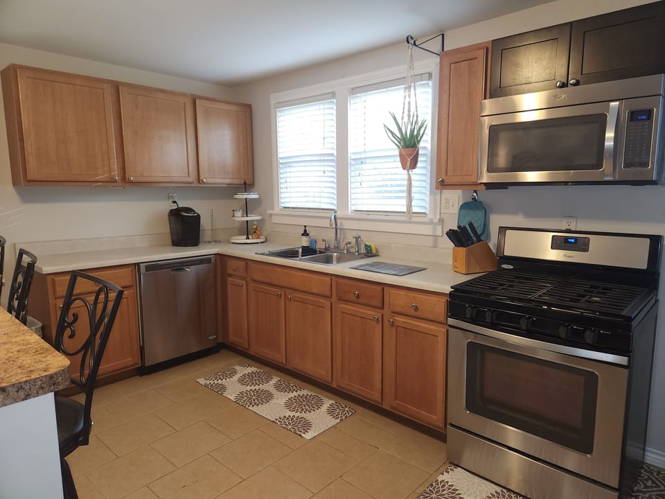 Eat in Kitchen.  Keurig, Gas stove, Built in microwave, Dishwasher