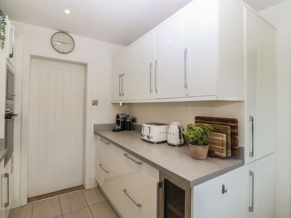 Cottage | Private kitchen | Fridge, dishwasher, electric kettle, toaster