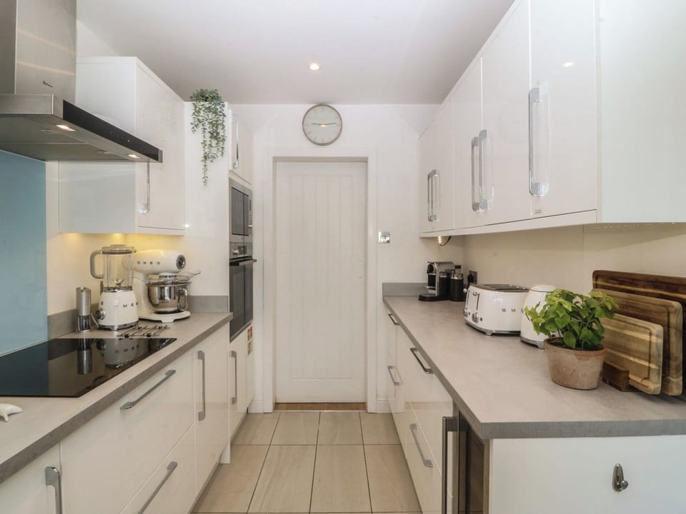 Cottage | Private kitchen | Fridge, dishwasher, electric kettle, toaster