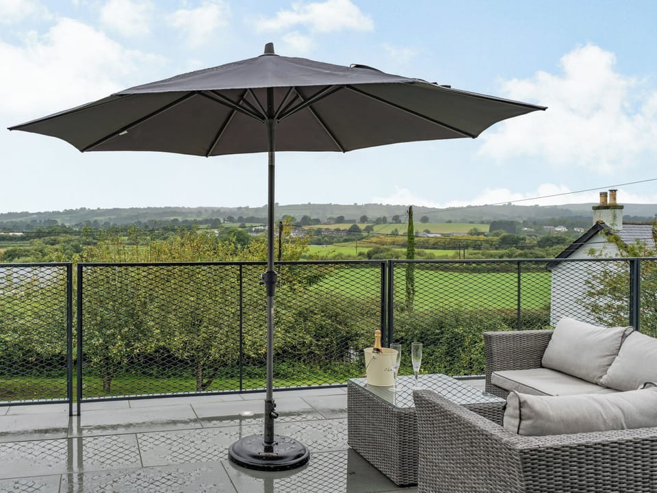Patio | Cwtch Ty Gwyn, Llandeilo