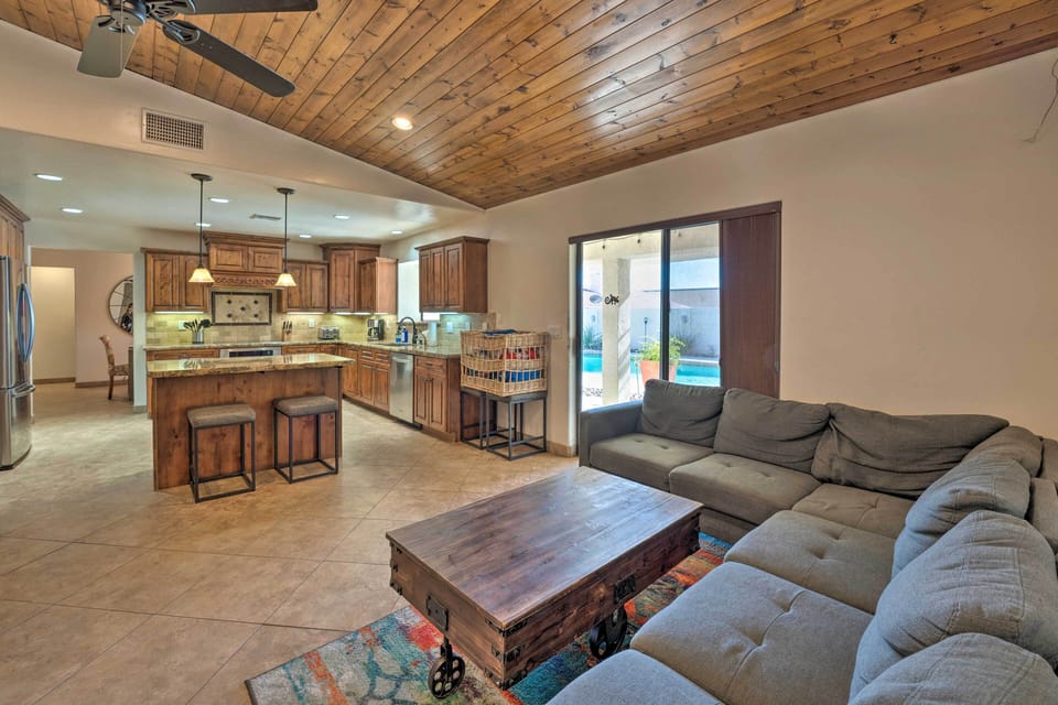 Main Living Room | Keyless Entry | Free WiFi