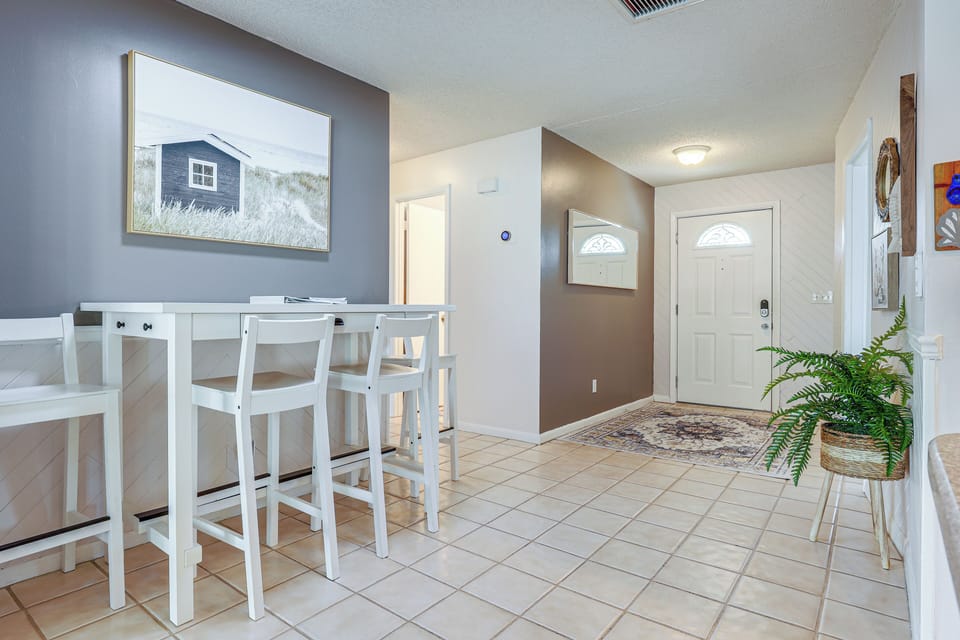 Dining Area | Dishware & Flatware Provided | High Chair