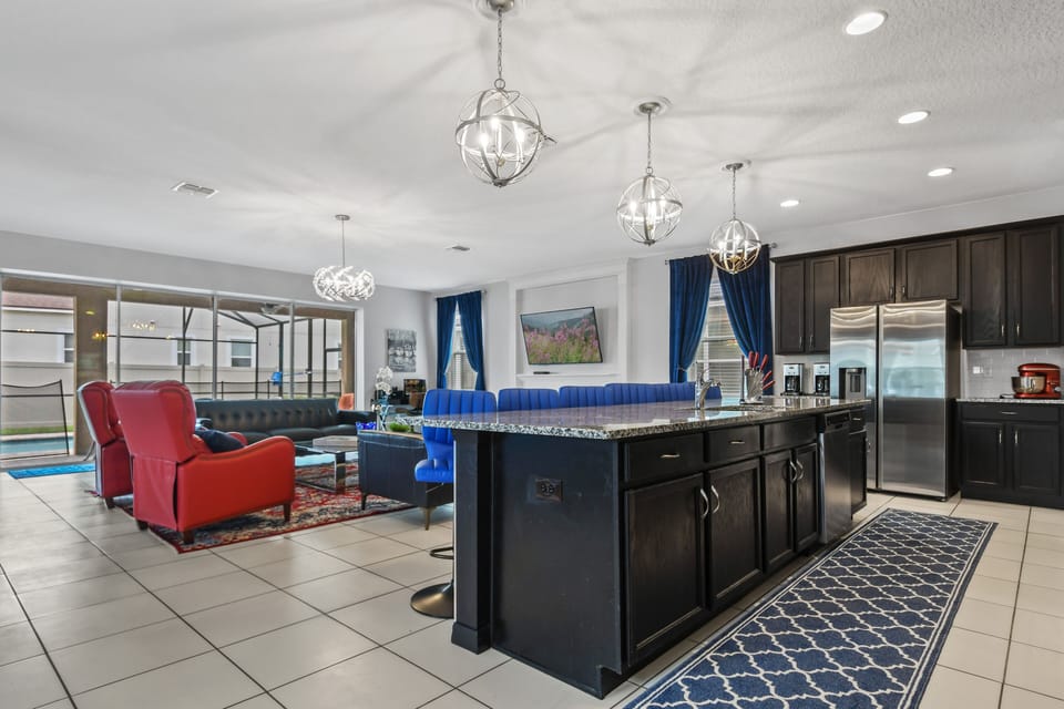 House | Private kitchen | Coffee/tea maker, full-size fridge, microwave, oven