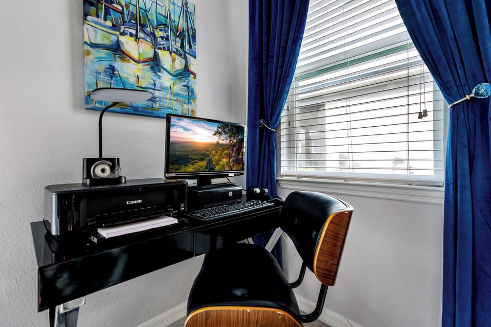 House | In-room business center