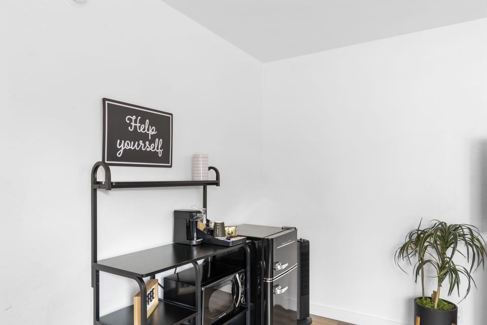 Double Queen Suite | Living area | 43-inch Smart TV with satellite channels, TV, Netflix