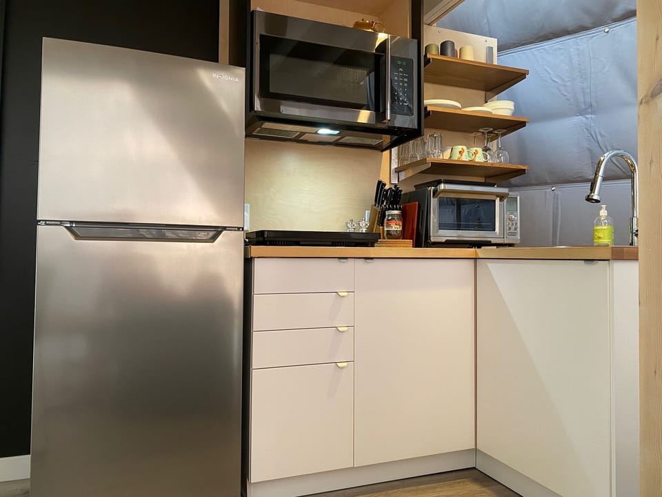 A complete and well-equipped kitchen (2)
