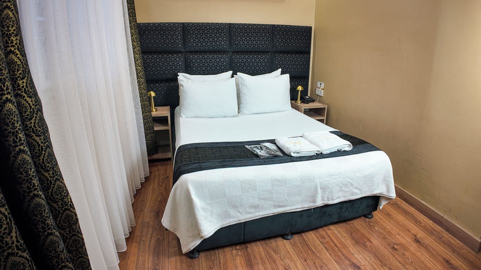 Basic Room | Premium bedding, down comforters, minibar (free items), desk