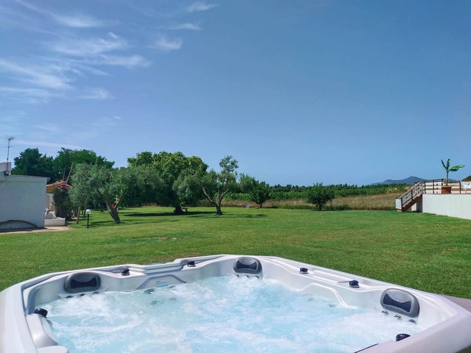 Outdoor spa tub