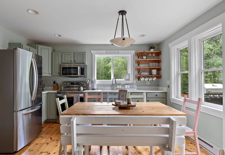 Functional kitchen with room for everyone at the table