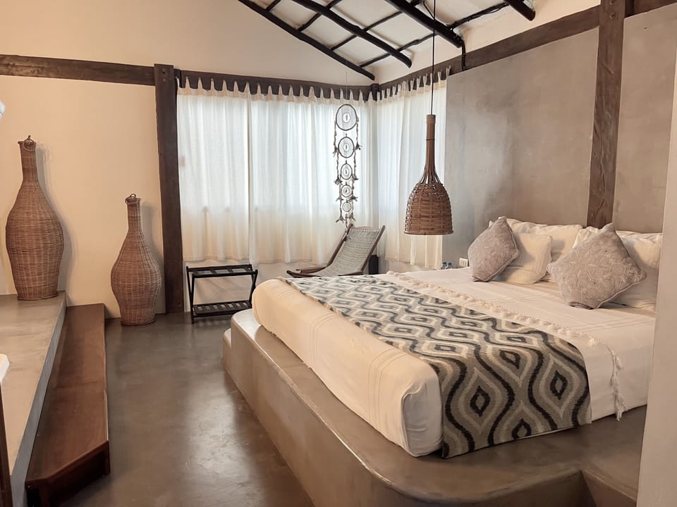 Honeymoon Room | In-room safe, desk, laptop workspace, WiFi (free)
