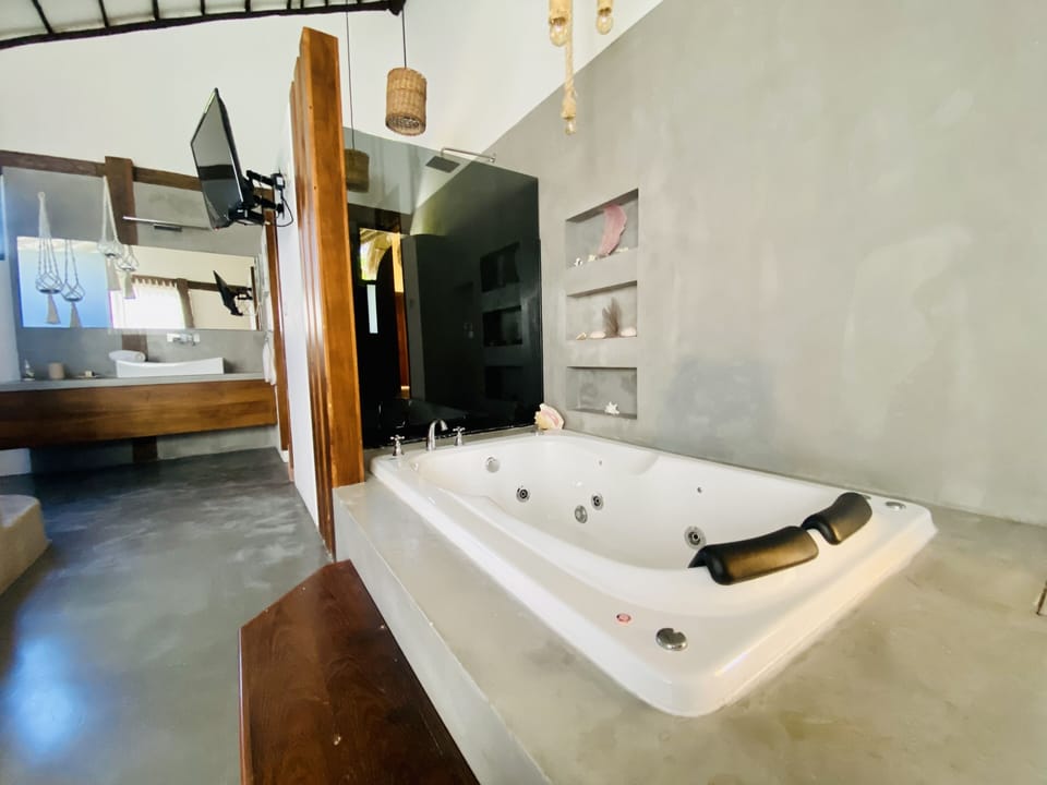 Honeymoon Room | In-room safe, desk, laptop workspace, WiFi (free)