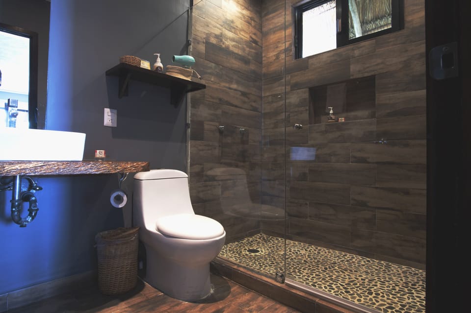 Junior Room, Sea View | Bathroom | Shower, eco-friendly toiletries, towels, shampoo