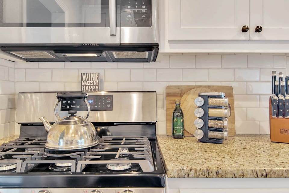 Stove/oven/microwave with spices, olive oil and knife set