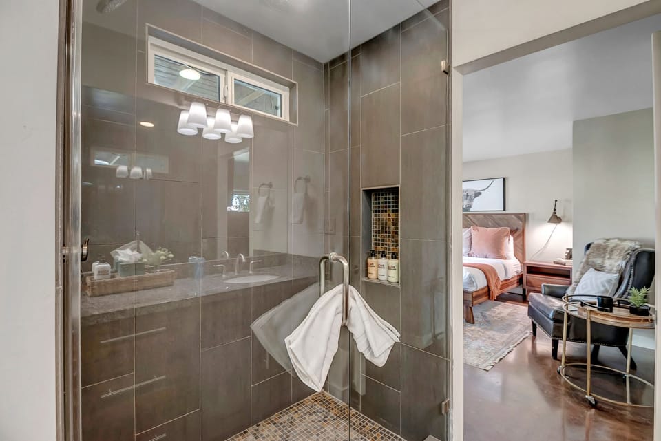 Master En Suite Bathroom with Shower