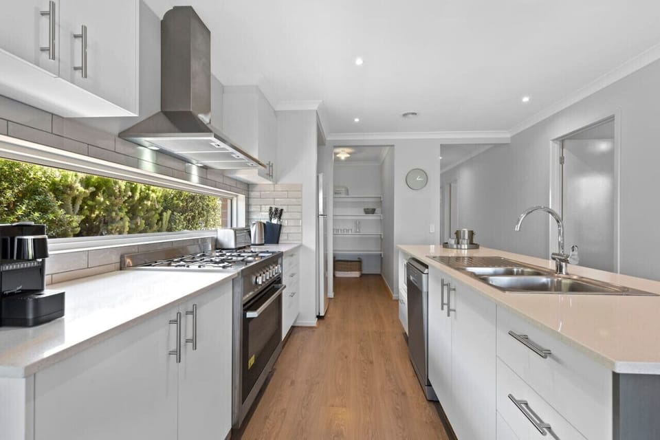 🍽️ Butler’s pantry with extra prep space, dishwasher, and large fridge