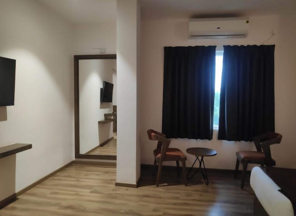 Deluxe Twin Room | Living area | 32-inch LED TV with digital channels, TV