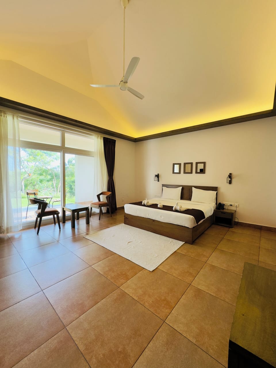 Luxury Room | Desk, laptop workspace, iron/ironing board, WiFi (free)