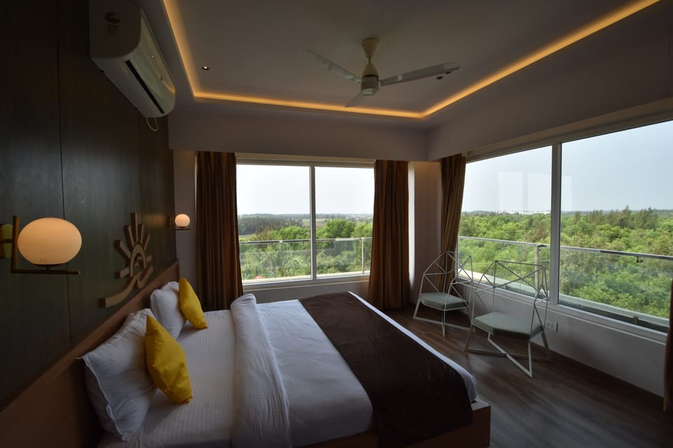 Luxury Studio Suite | Desk, laptop workspace, iron/ironing board, WiFi (free)