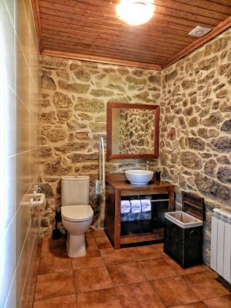 Shower, hydromassage showerhead, free toiletries, hair dryer