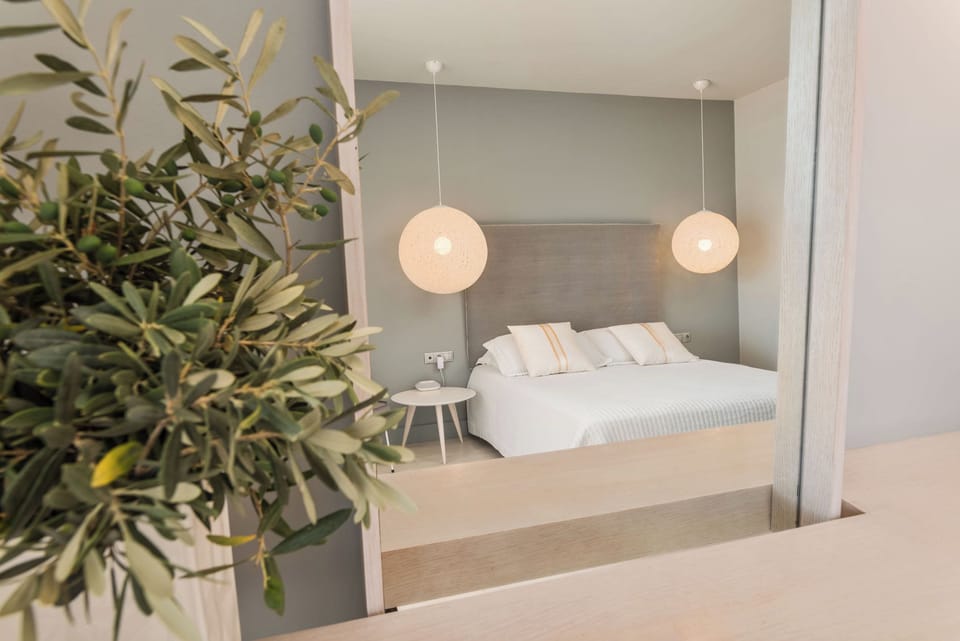 Deluxe Double Room, Sea View | Egyptian cotton sheets, premium bedding, pillowtop beds, minibar
