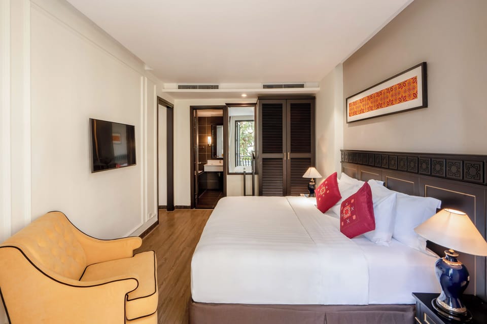 Executive Suite | Minibar, in-room safe, desk, soundproofing